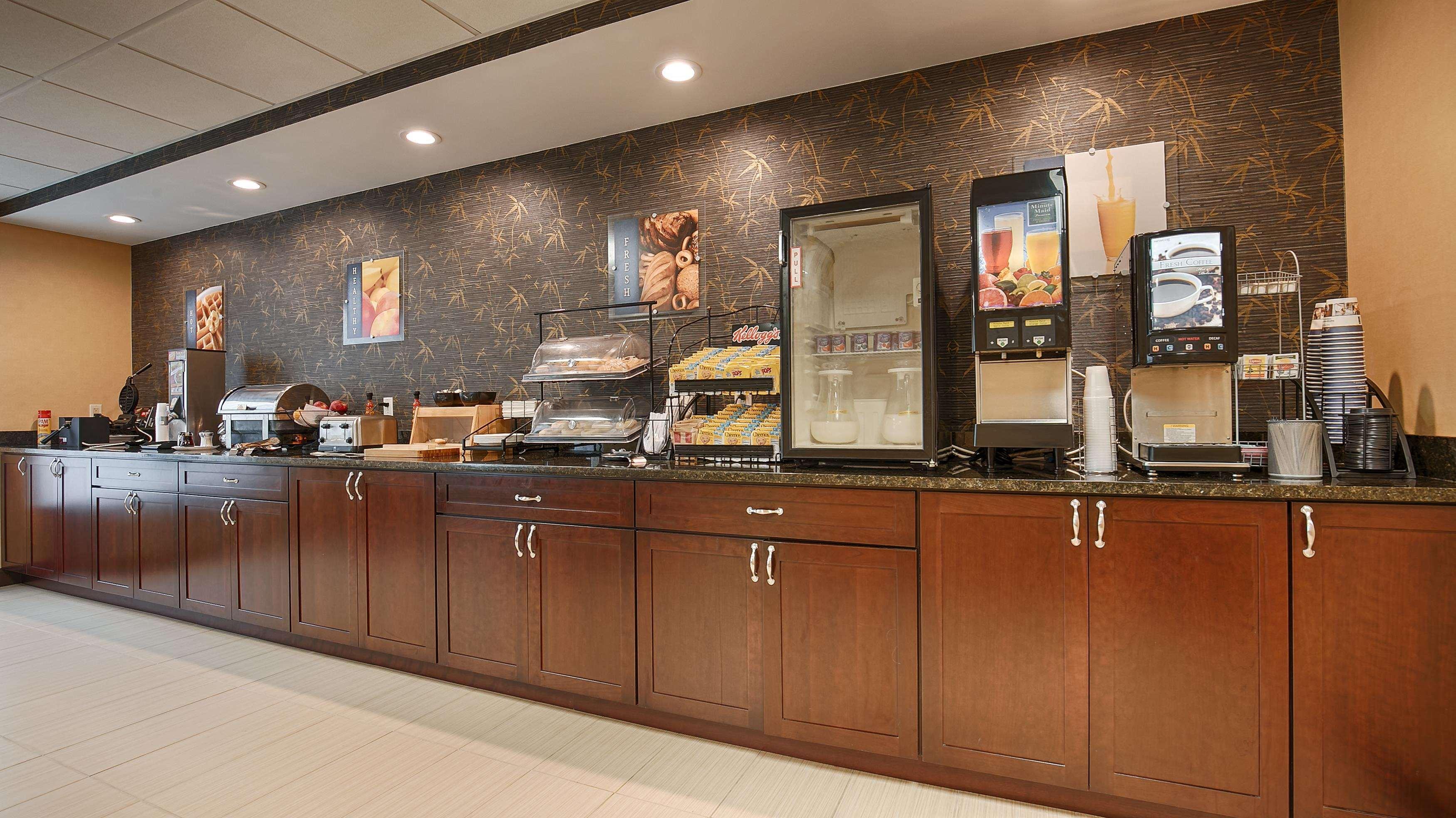 Best Western Springfield West Inn Уест Спрингфийлд Екстериор снимка